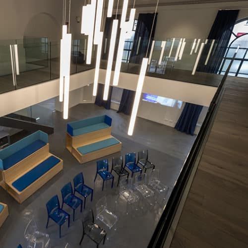 Una vista aerea di una sala d'attesa con sedie e un divano