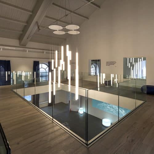 Un balcone con vista sul lago e sulle montagne