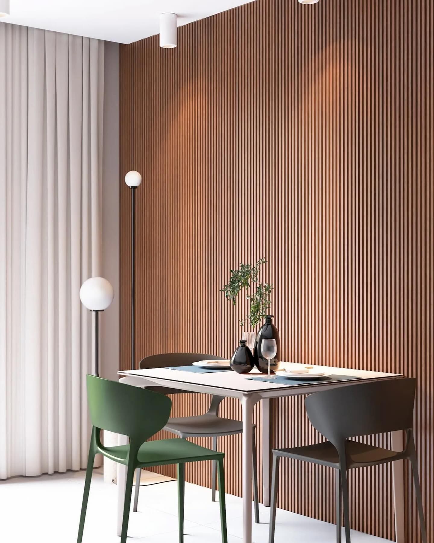 Una sala da pranzo con un tavolo e delle sedie di fronte a una parete di legno.