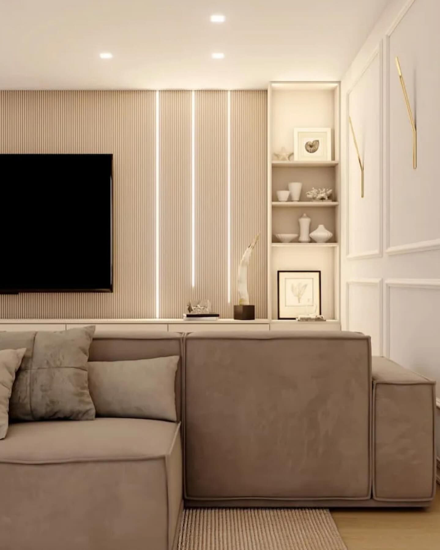 Un soggiorno con divano, televisione e scaffali.