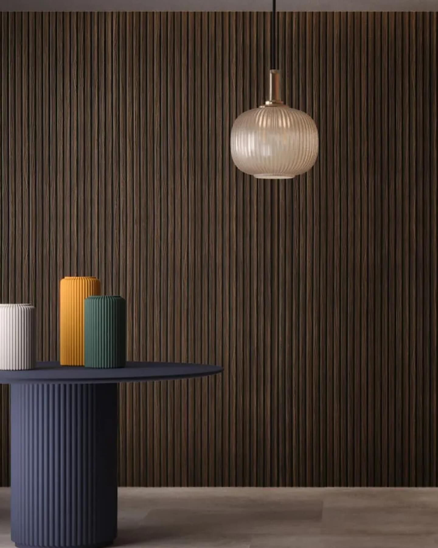 C'è un tavolo con dei vasi sopra, di fronte a una parete di legno.