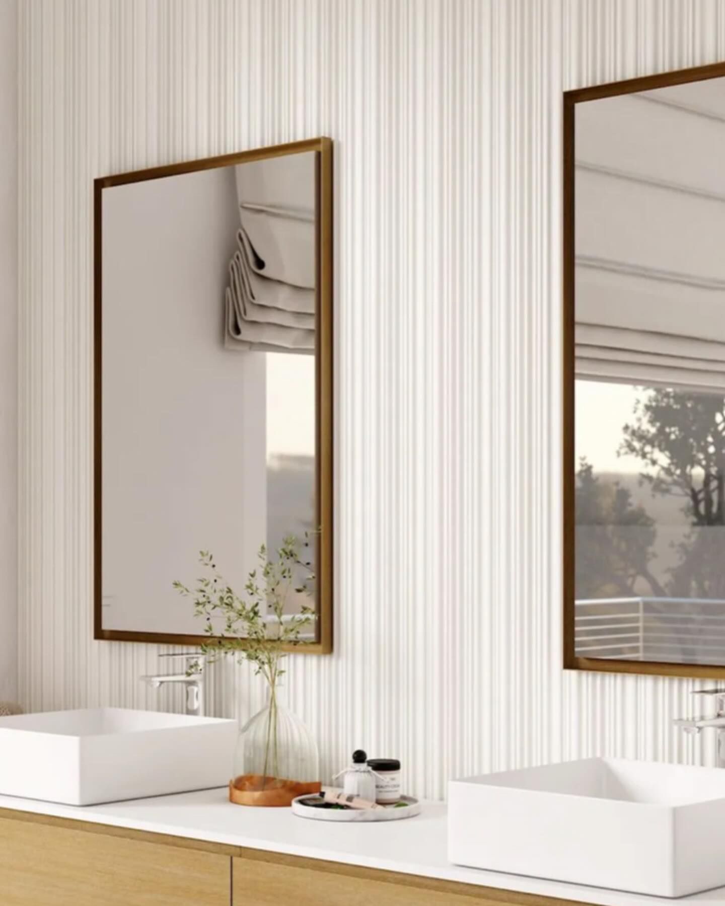 Un bagno con due lavandini e due specchi sul muro.