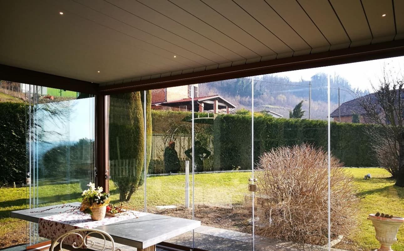 Un patio con porte scorrevoli in vetro, tavolo e sedie.