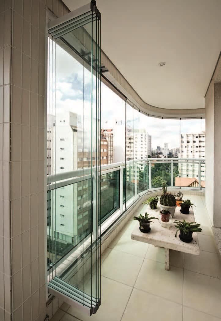Un balcone con un tavolo e piante in vaso sopra