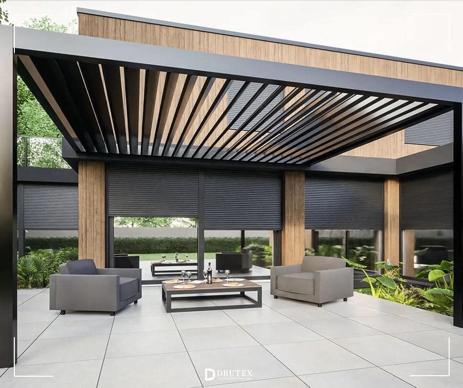 Un patio con sedie e un tavolo sotto un pergolato.