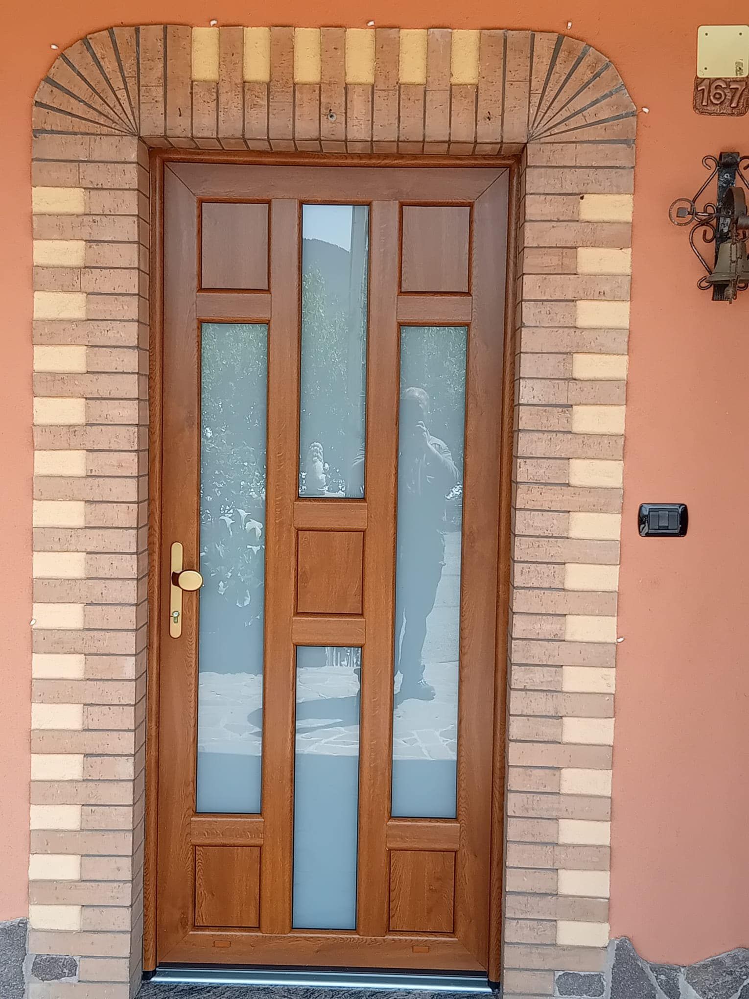 Una porta di legno è circondata da un muro di mattoni