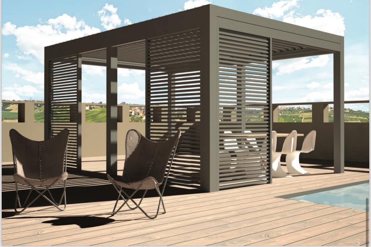 Un pergolato con sedie e un tavolo su un ponte accanto a una piscina.