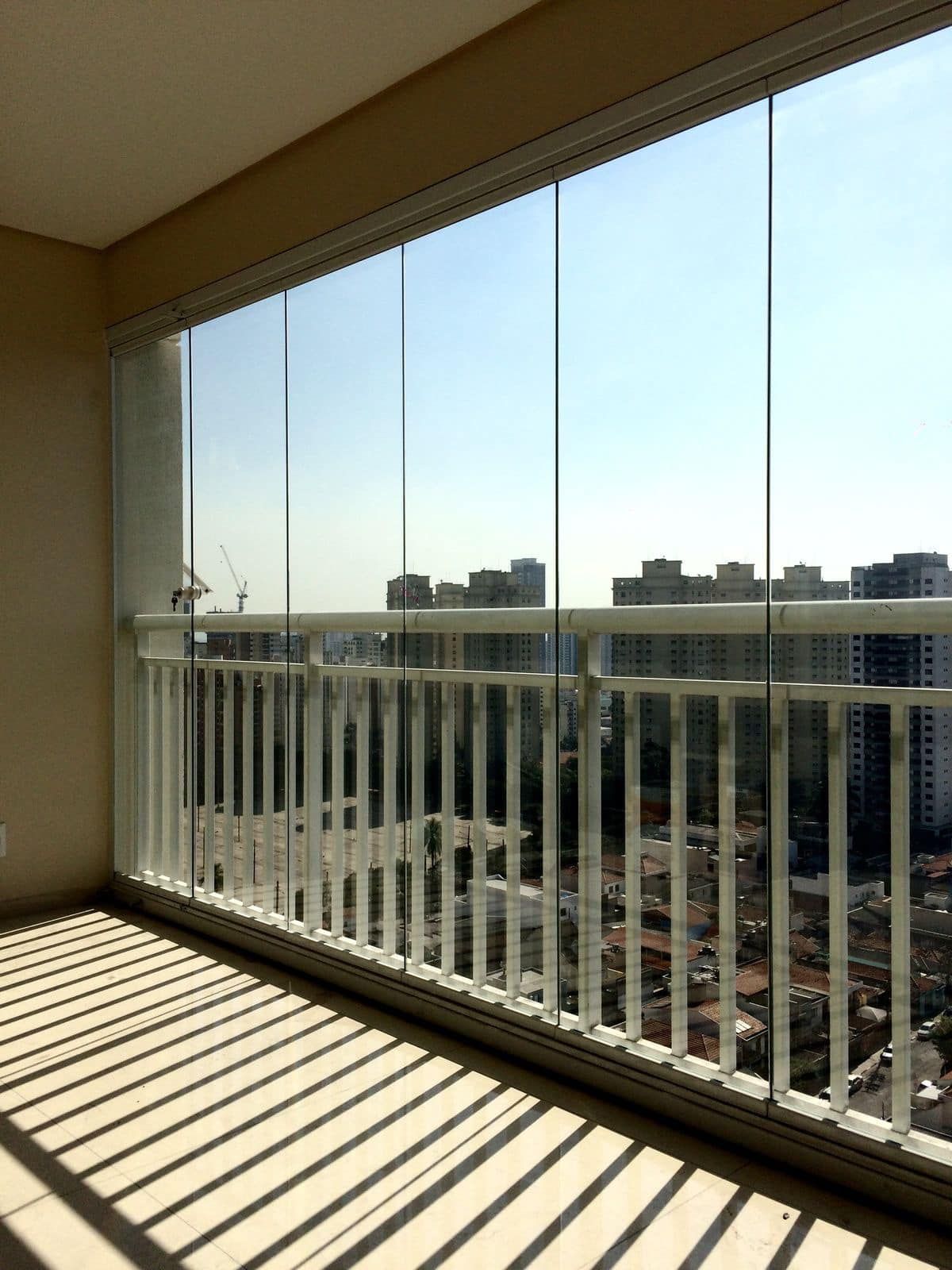 Un balcone con ringhiera e vista sulla città