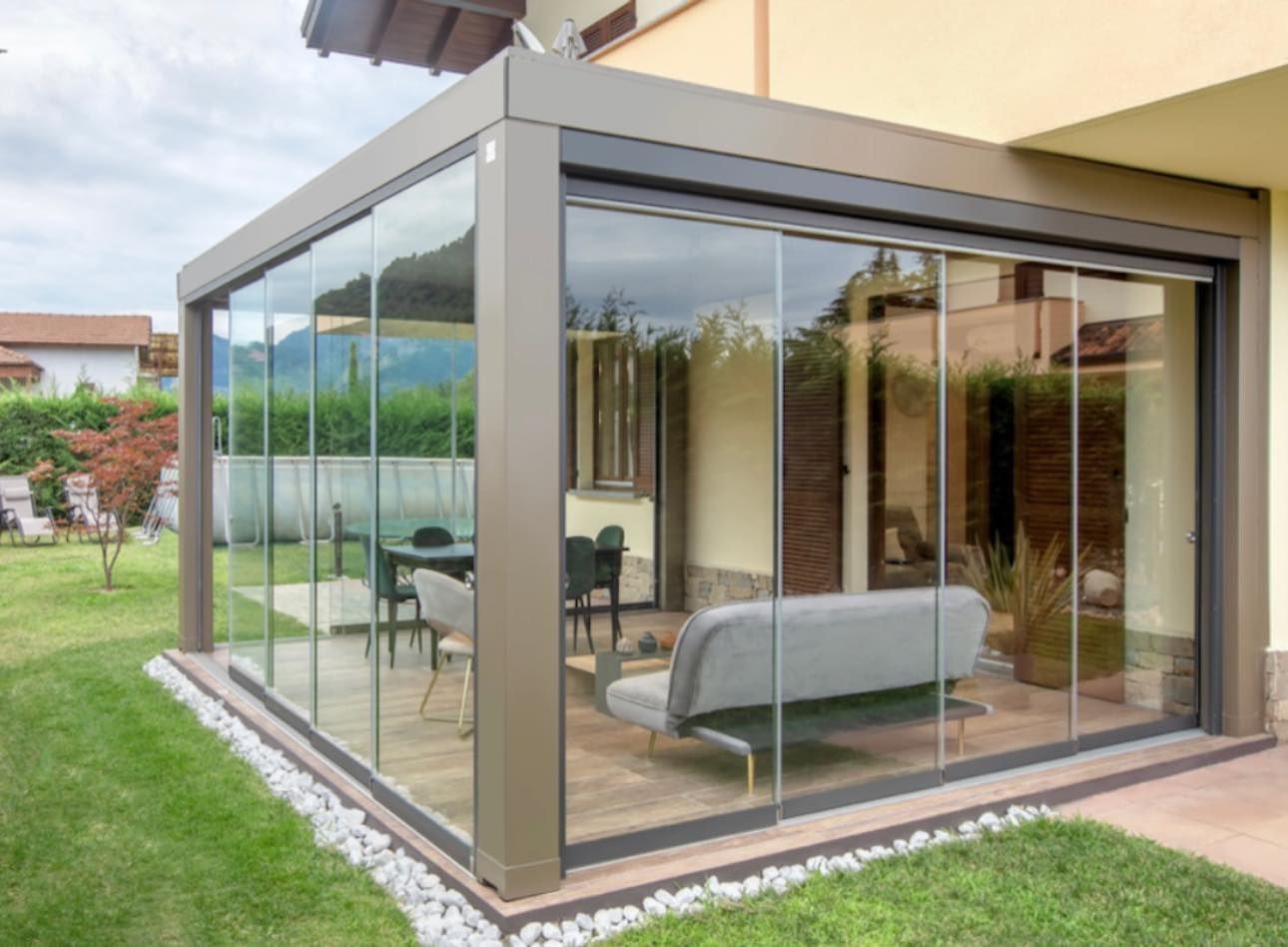 Un patio con porte scorrevoli in vetro e un divano.