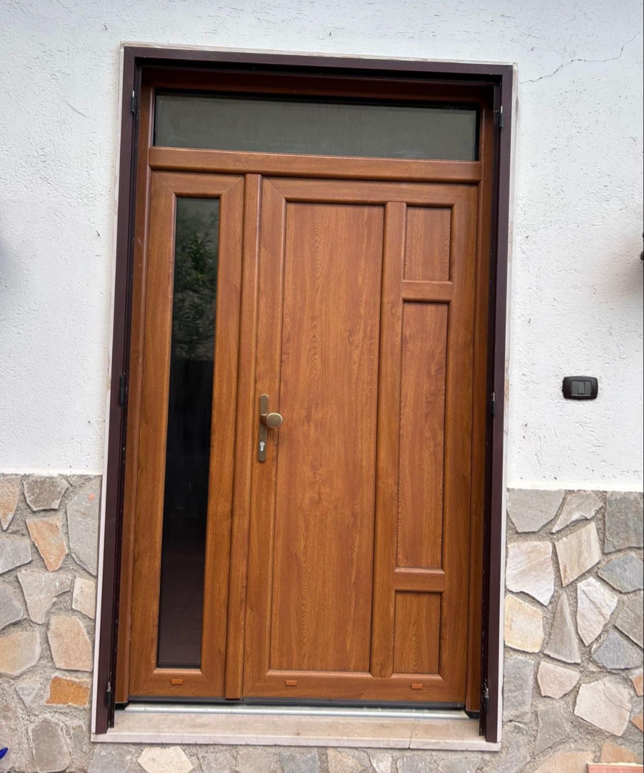 Una porta di legno con un muro di pietra dietro