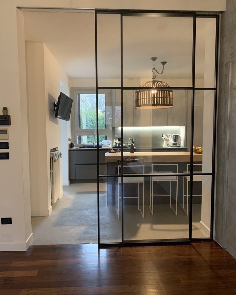 Una porta scorrevole in vetro tra la cucina e la sala da pranzo