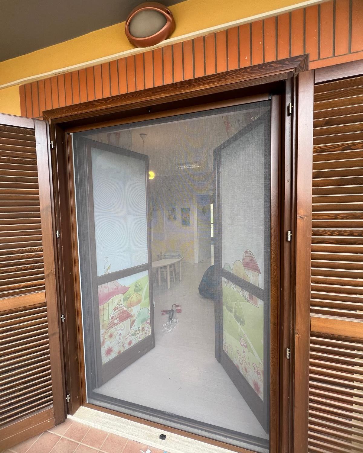 Una porta scorrevole è aperta su una stanza