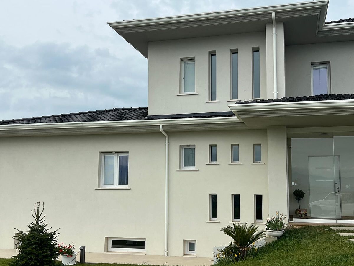 Una grande casa bianca con molte finestre