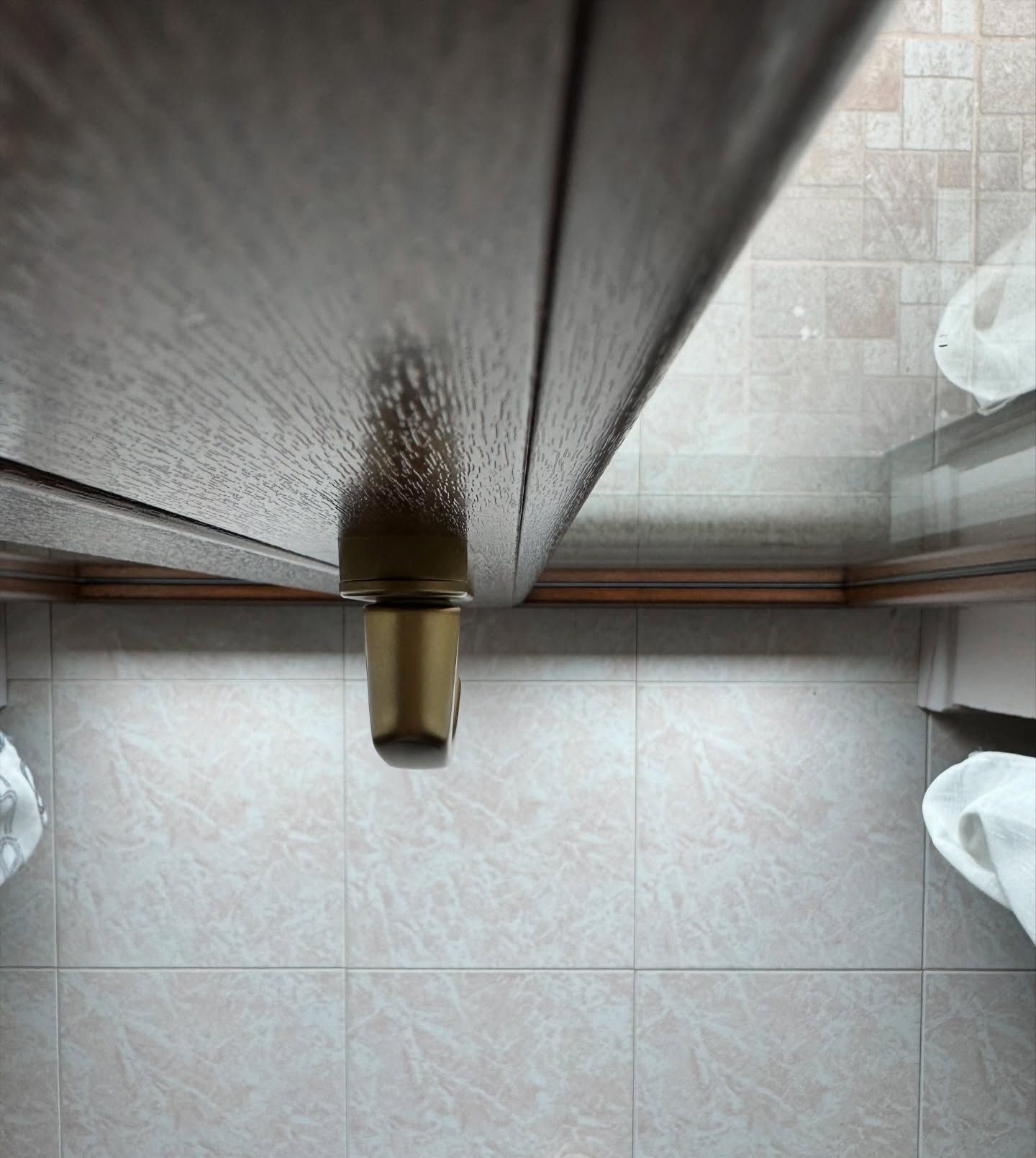 Una vista aerea di un bagno con due orinatoi e due WC