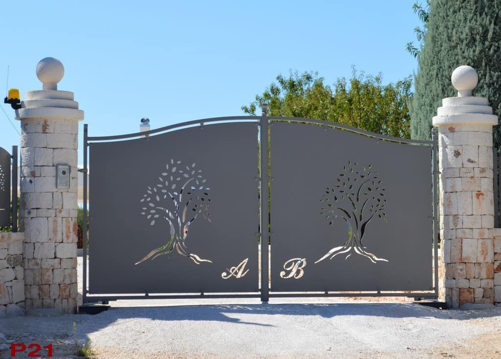 Un cancello con un albero e la lettera b su di esso