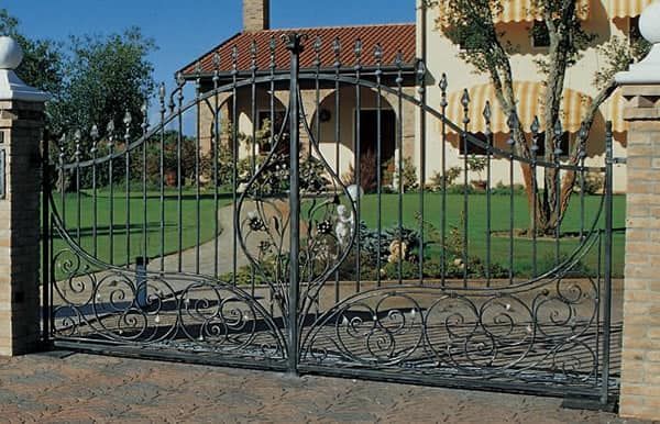 Un cancello in ferro battuto davanti a una casa