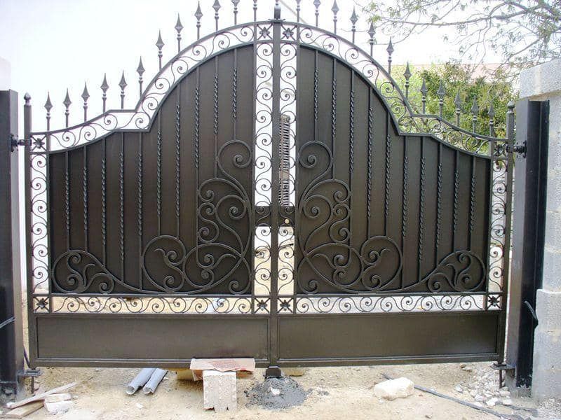 Un cancello in ferro battuto con un disegno elaborato