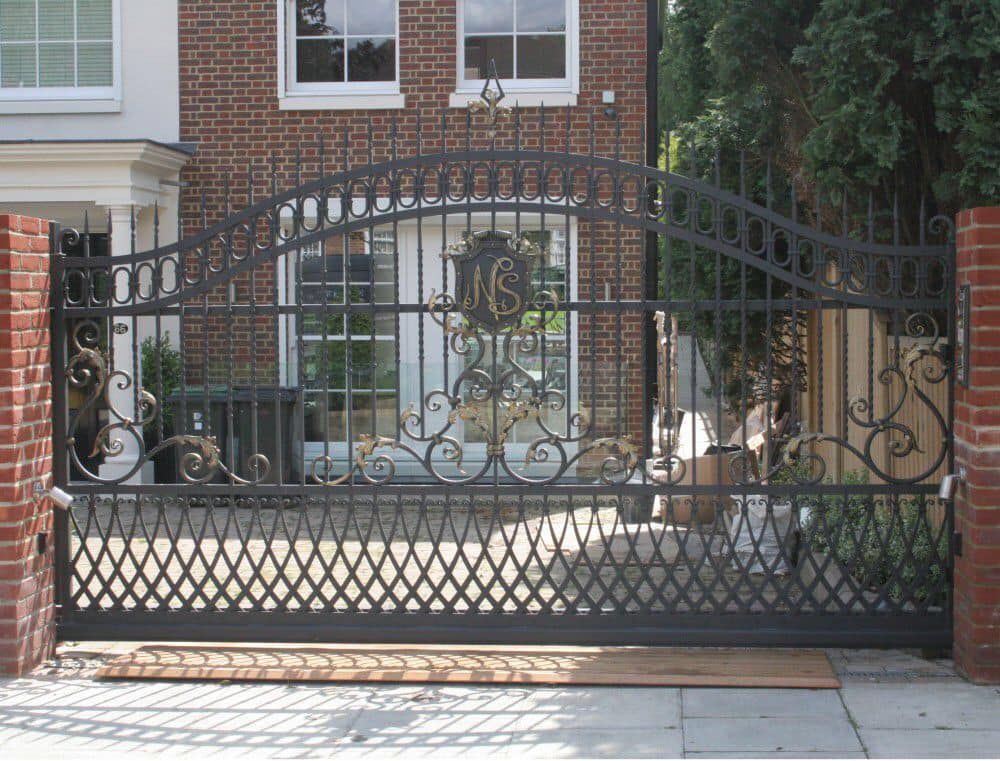 Un cancello in ferro battuto con il numero 16 sopra