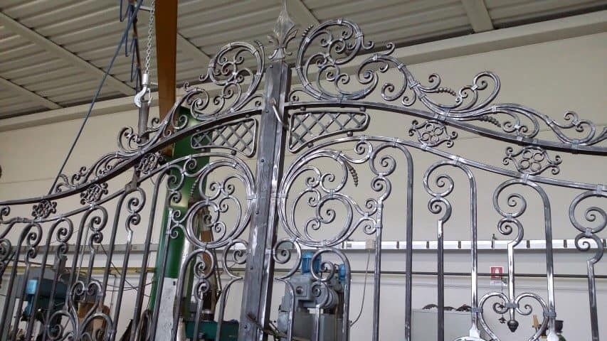 Un primo piano di un cancello in ferro battuto in un edificio