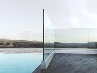 Una ringhiera in vetro su un balcone che si affaccia su una piscina.