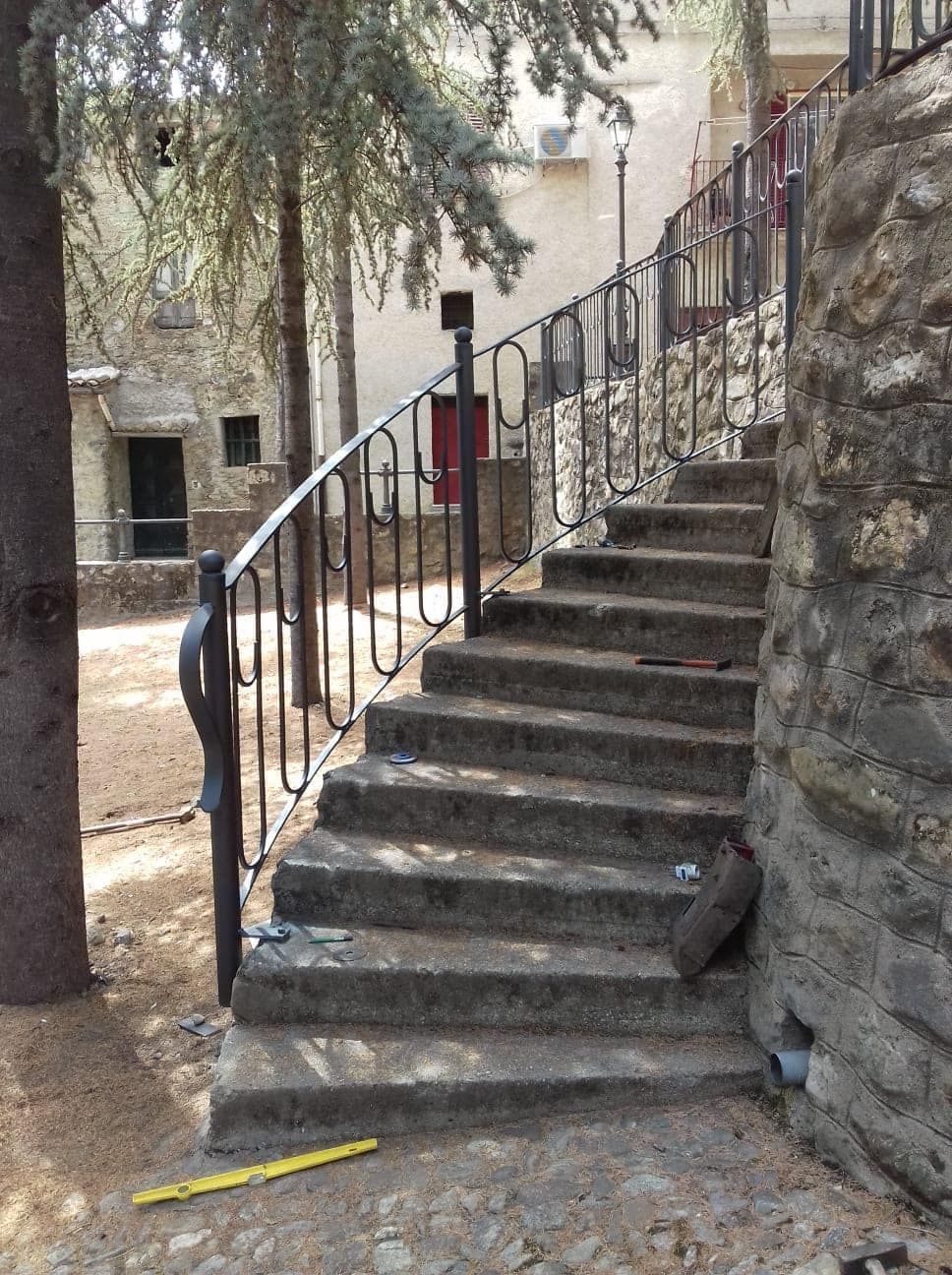 Una serie di scale che portano a un edificio con una ringhiera di metallo