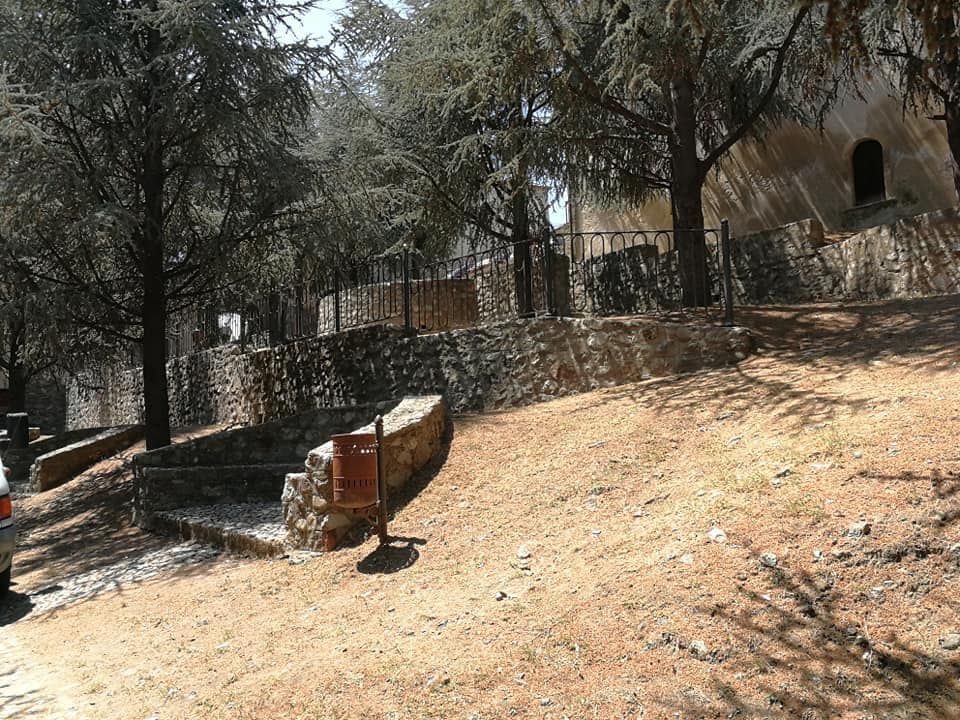 Un'auto è parcheggiata sul ciglio di una strada sterrata