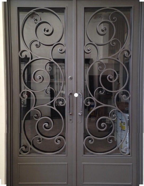 Un paio di porte in ferro battuto con decorazioni a spirale.