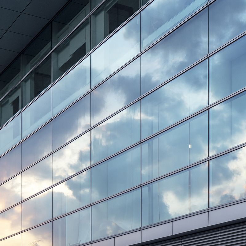 Il cielo si riflette nelle finestre di un edificio