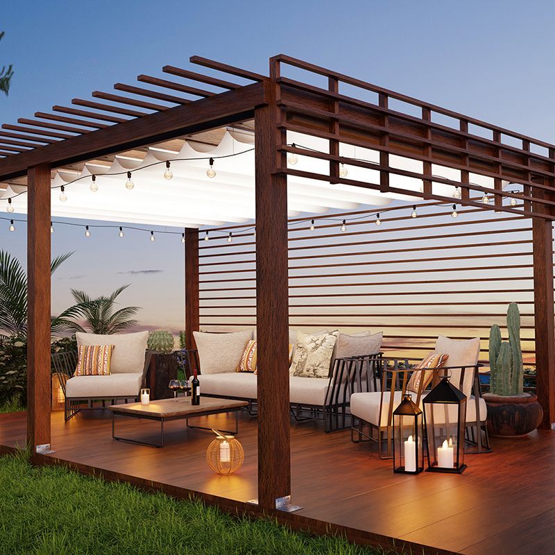 Un pergolato in legno con divano, sedie, tavolino e lanterne.