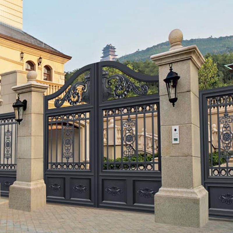 Una recinzione con un cancello su cui è scritto 