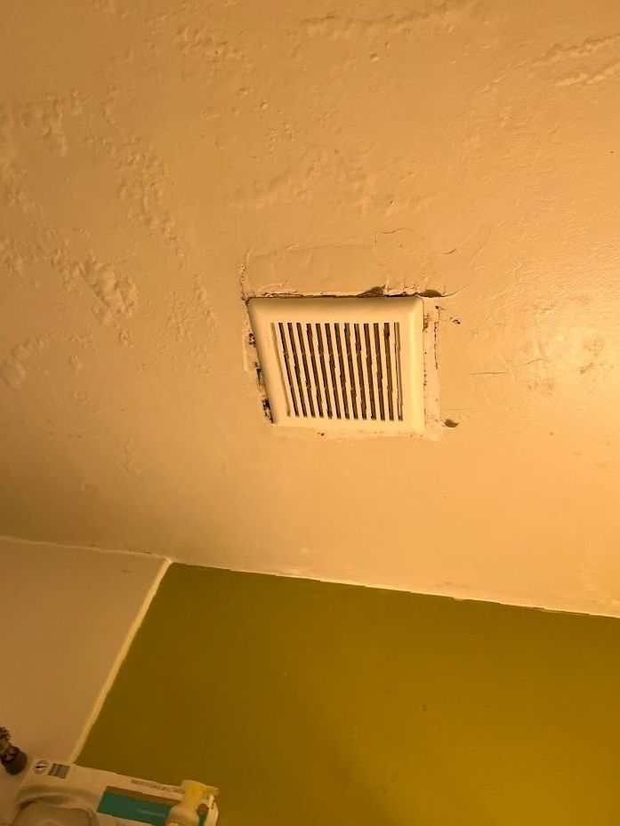 A ceiling fan is hanging from the ceiling in a bathroom.