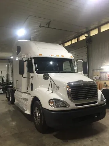 Freightliner windshield replacement in Chicagoland & NWI Freightliner windshield replacement in Chicagoland & NWI