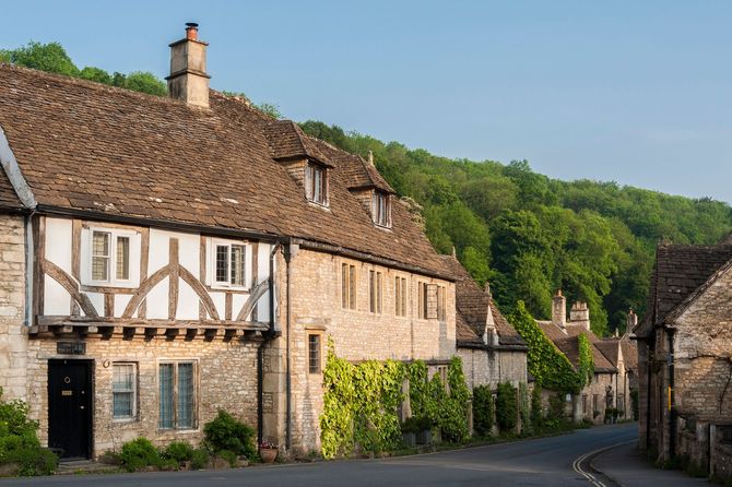 heritage cottages in the Cotswolds, England which require aluminium seamless guttering to proof leak the property.