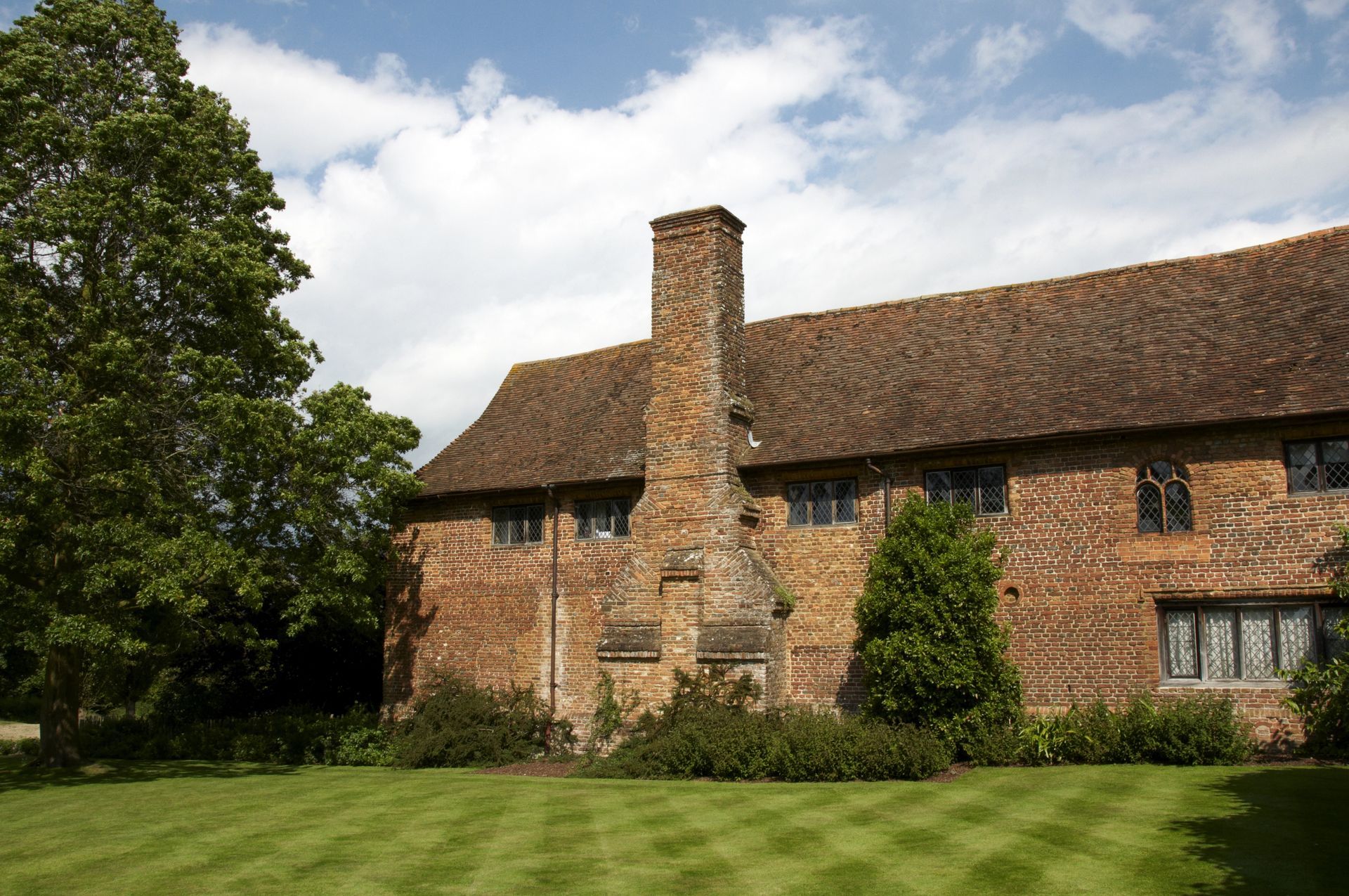 heritage property in the Cotswolds, England which requires aluminium seamless guttering to proof leak the property.