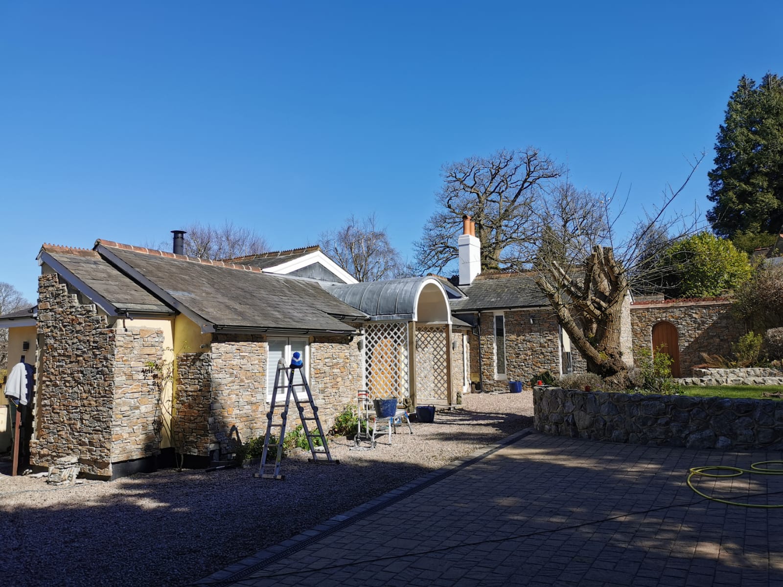 Rustic quartz stone cladding for houses