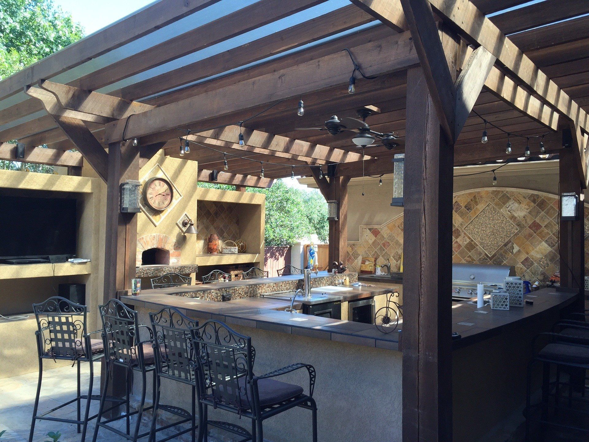 stone veneer outdoor kitchen
