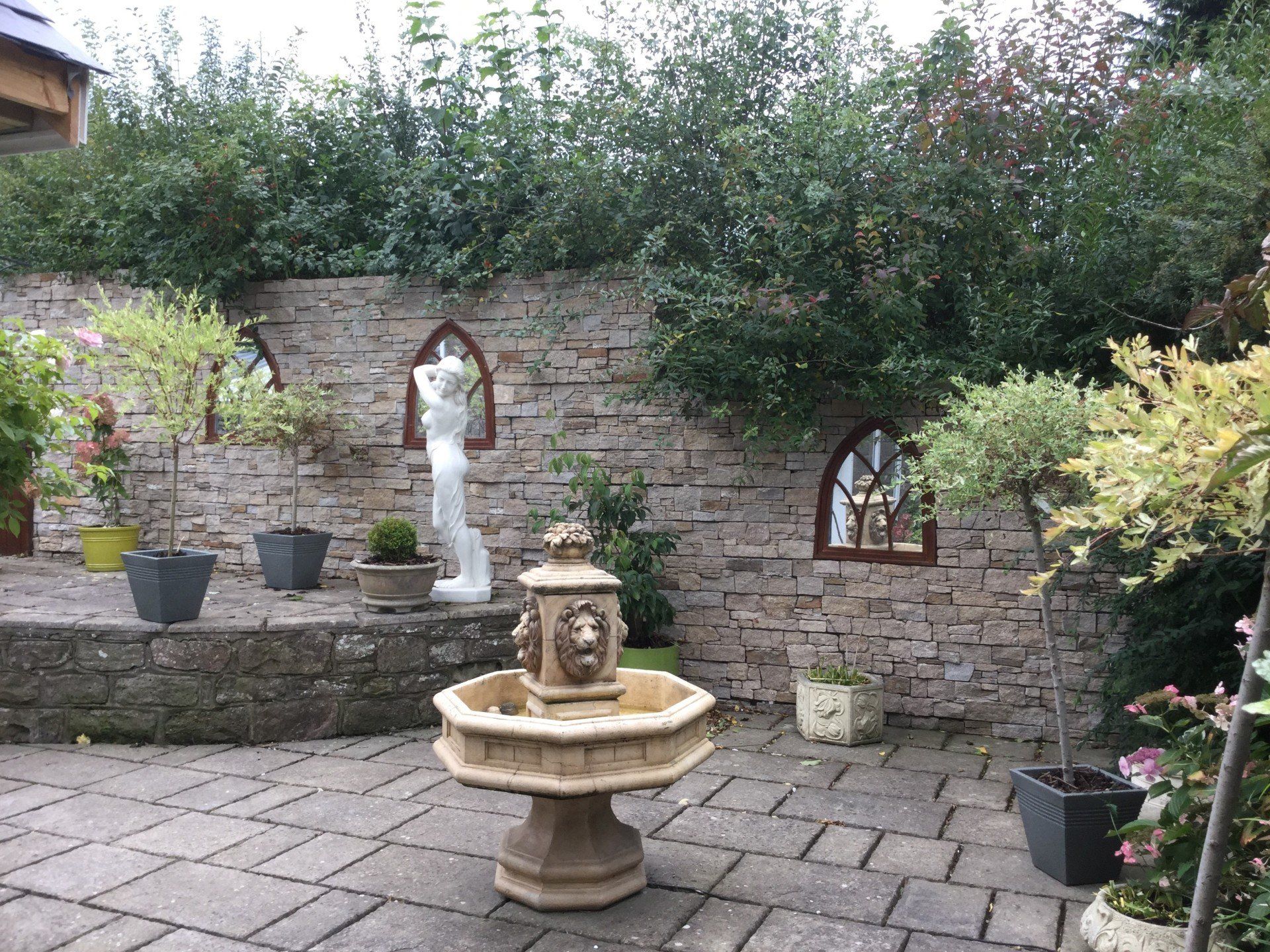 Rustic Gneiss stone for garden