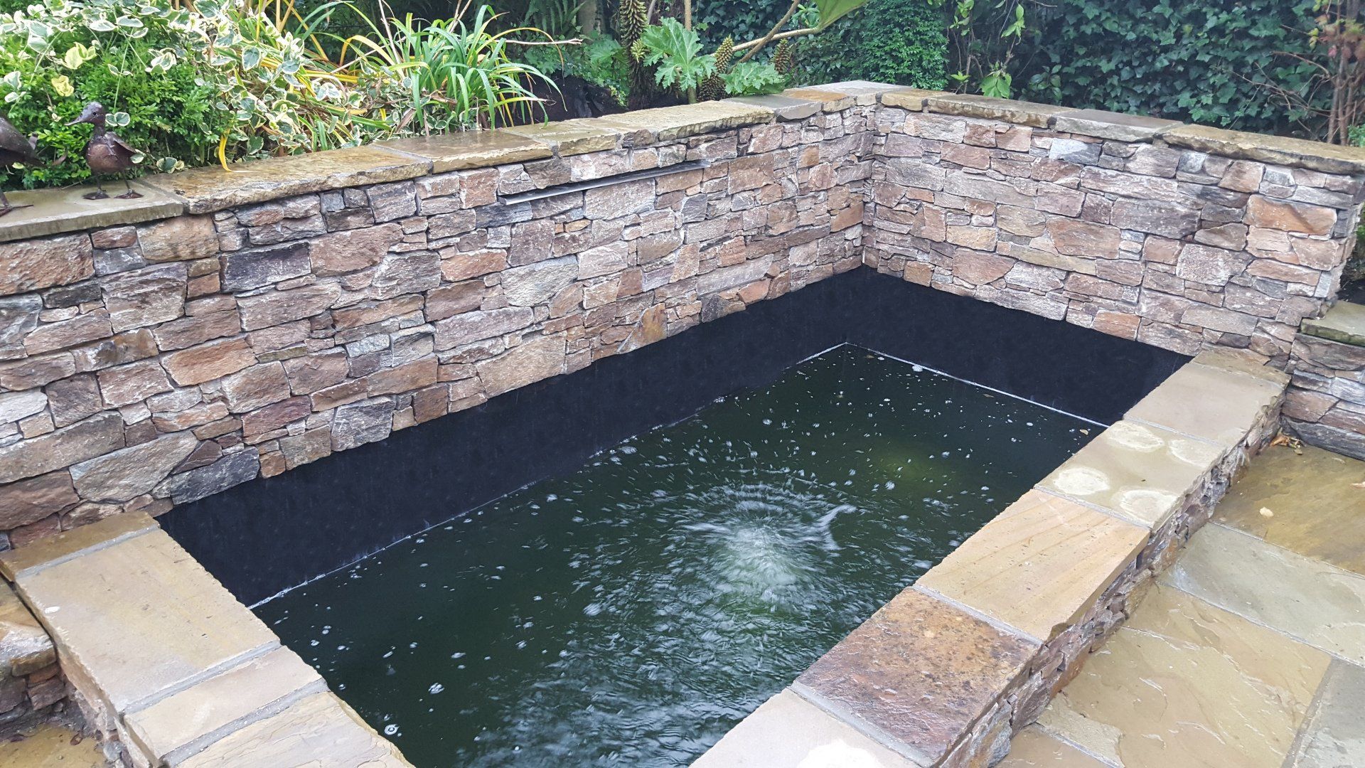 Rustic quartz stone cladding for pond