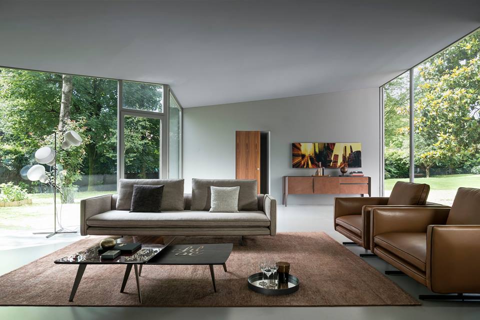 arredamento di interni soggiorno con divano in bella mostra