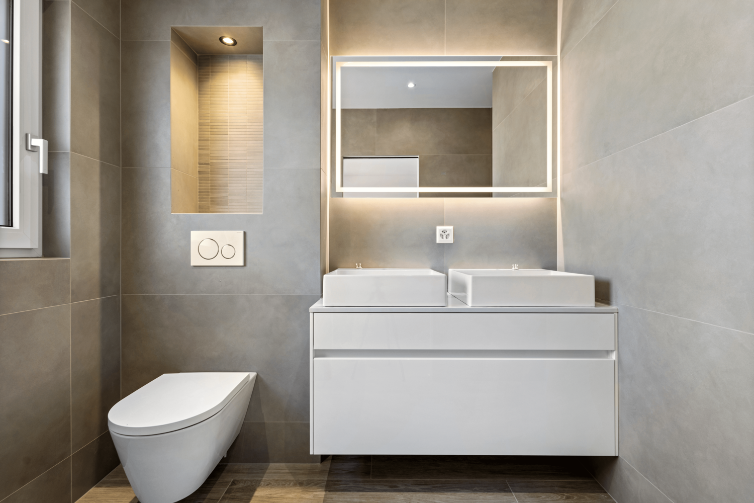 Une salle de bain avec WC, lavabo et miroir.