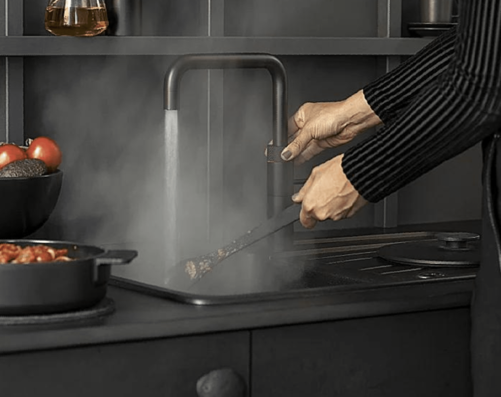 Une personne fait cuire de la nourriture sur une cuisinière dans une cuisine.