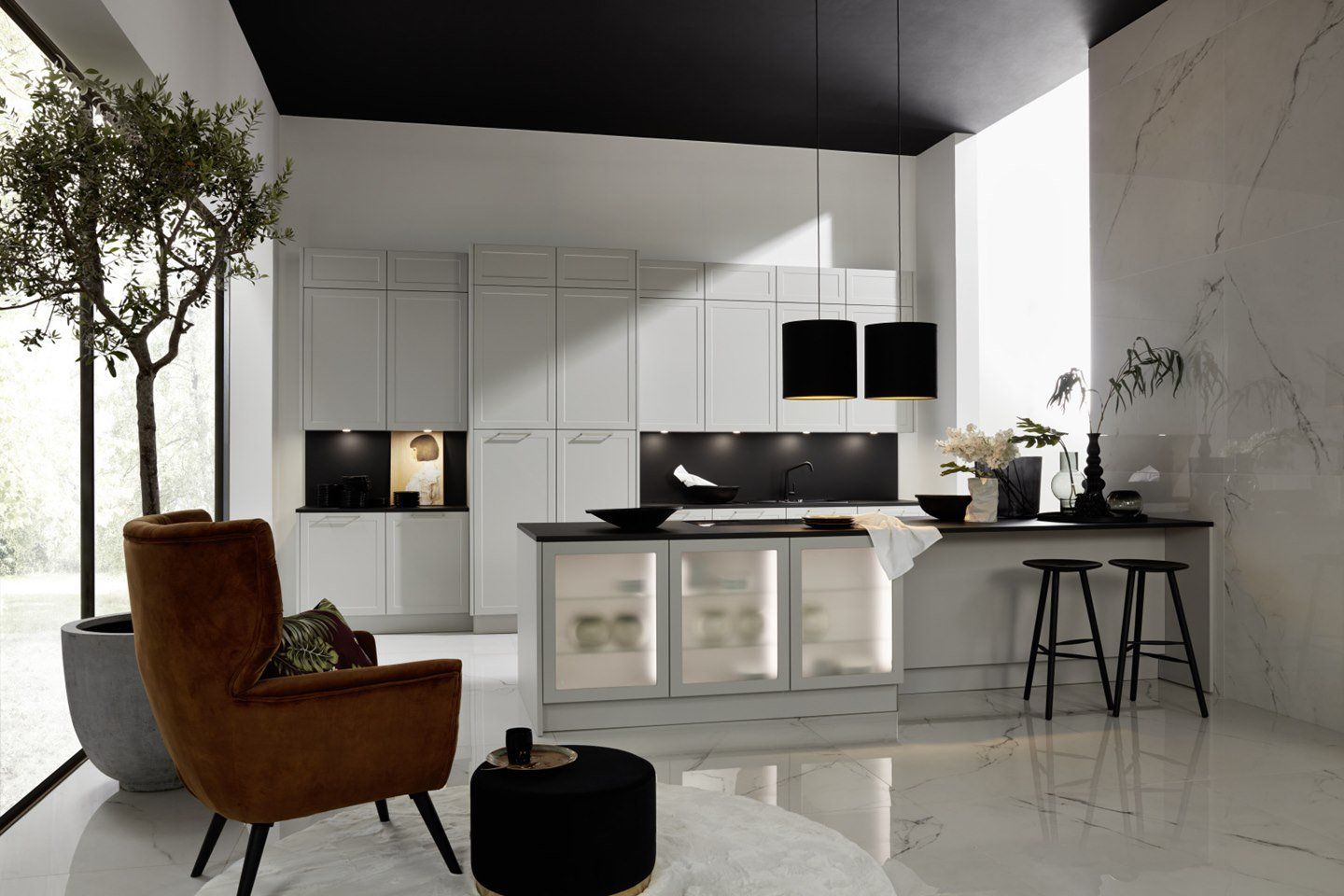 Un salon avec une chaise, un pouf, des tabourets et une grande fenêtre.