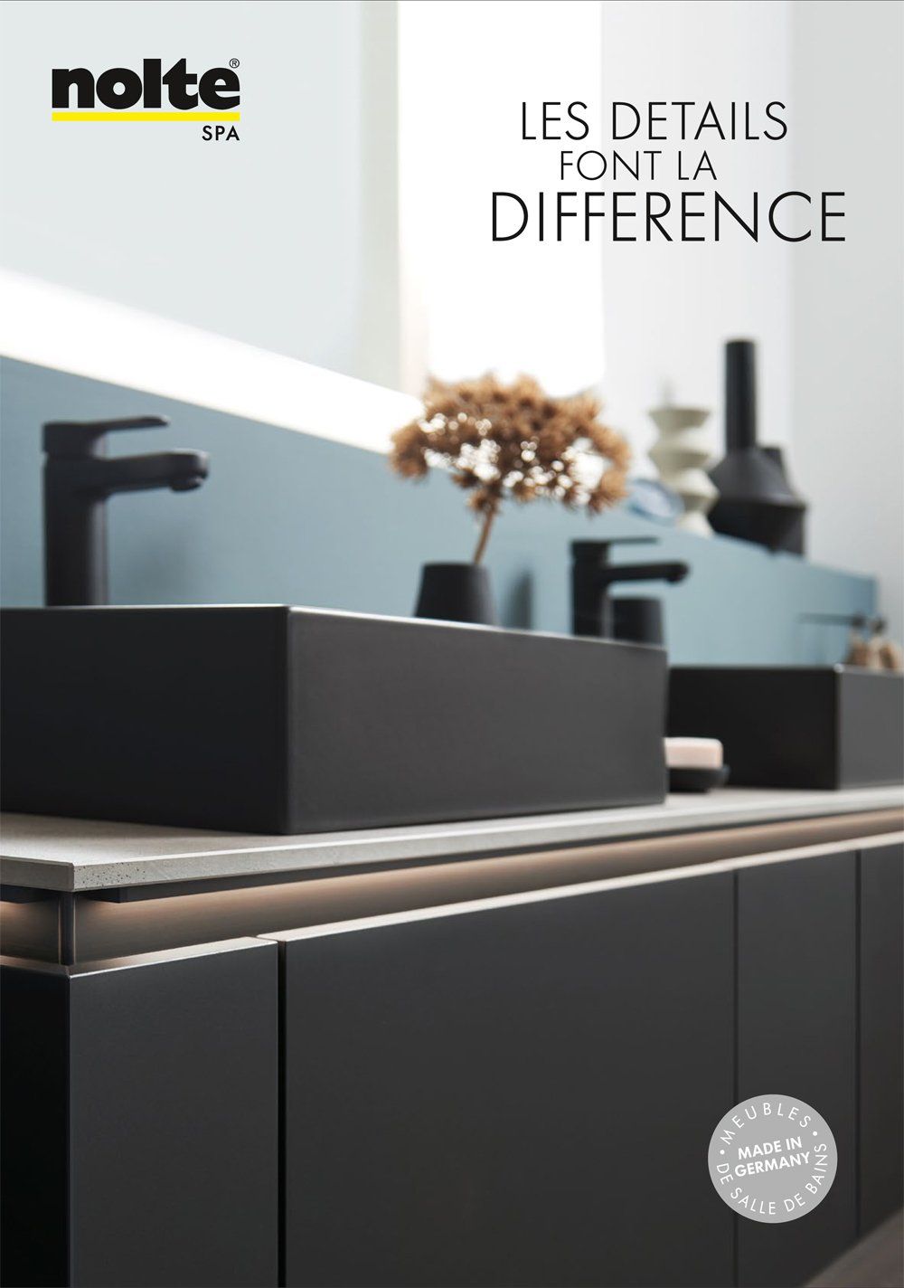 Une salle de bain avec deux lavabos et un miroir et les mots les détails font la différence