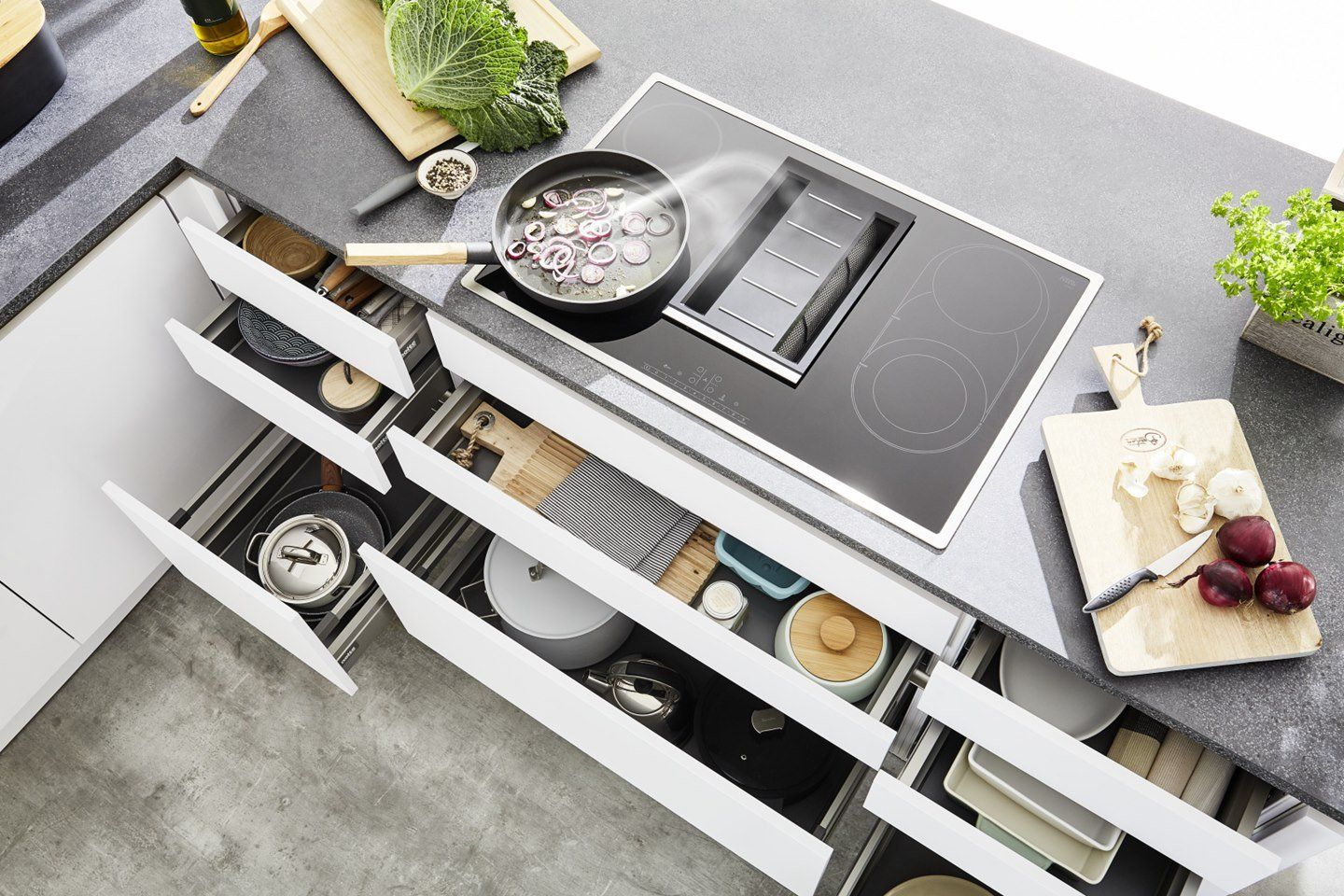 Une poêle cuit sur une cuisinière dans une cuisine.