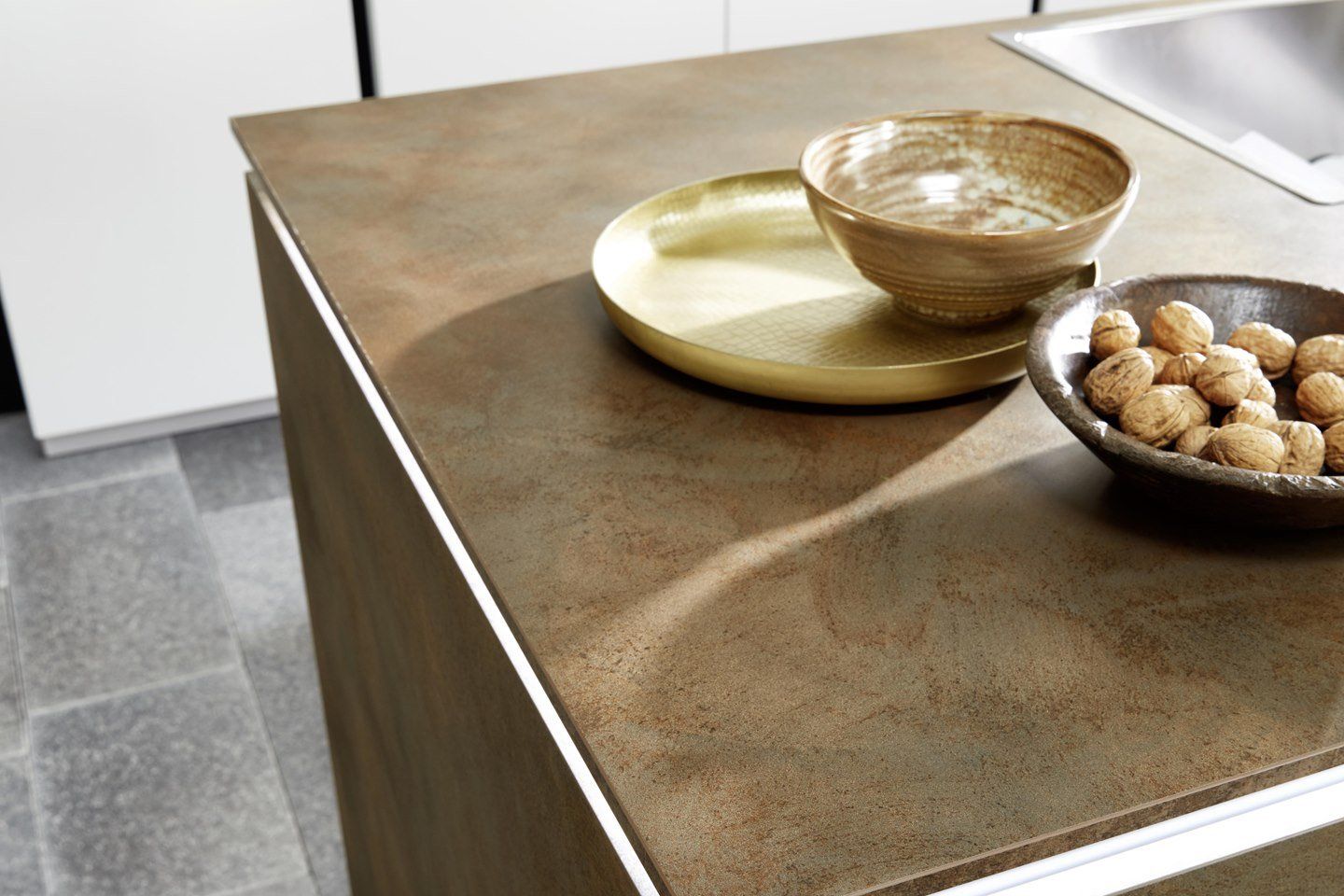 Un comptoir de cuisine avec un bol de nourriture et des noix dessus