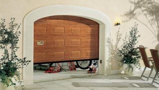 Portone per garage in legno con decorazioni personalizzate