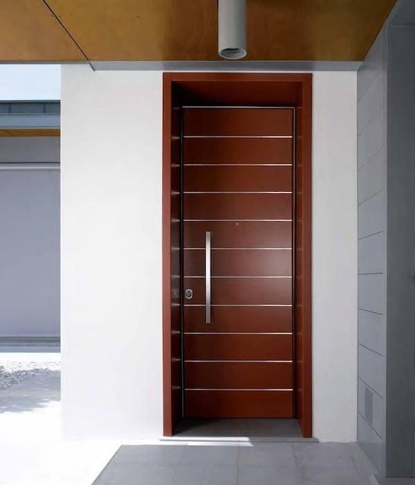 Porta blindata in legno con maniglia verticale