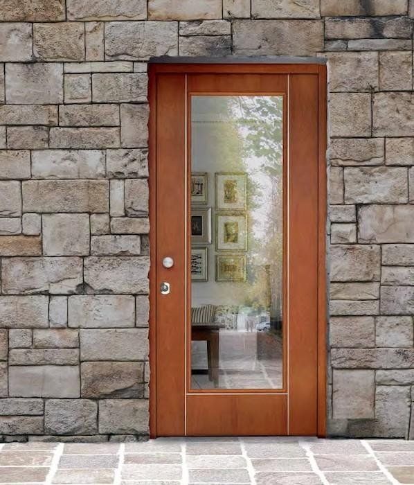 Porta con infissi in legno