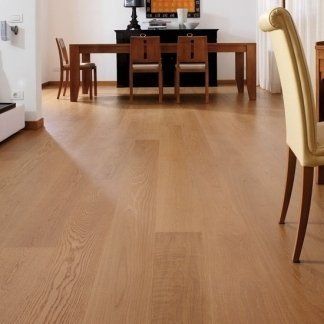 Un appartamento arredato con parquet