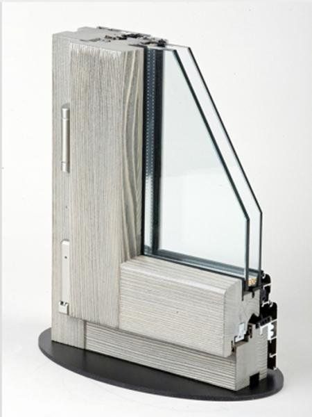 Particolare di una finestra in legno